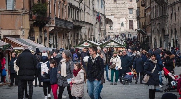 Perugia, assalti alle boutique di corso Vannucci: preso un ladro, caccia ad altri due