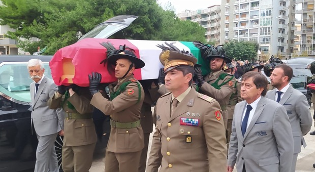 A Taranto folla e commozione per i funerali dei tre militari morti in incidente stradale: «Hanno lavorato per la giustizia, sono stelle»