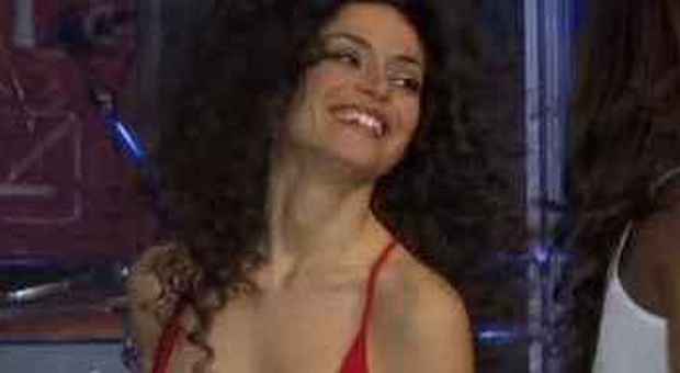 Raffaella Fico show: balla e resta in topless in diretta tv/ Guarda il video