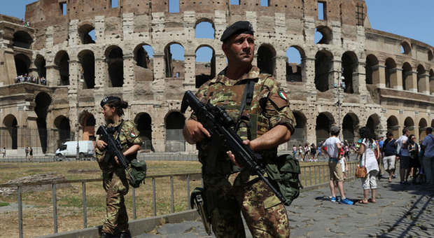 Allerta terrorismo a Roma, il ministro Bonisoli: più vigilanza armata per Colosseo e Fori
