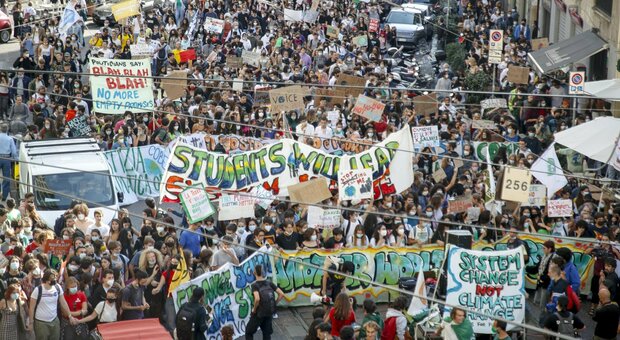 Greta Thunberg alla marcia per il clima di Milano. Sfilano in 50.000: «Salviamo il pianeta»