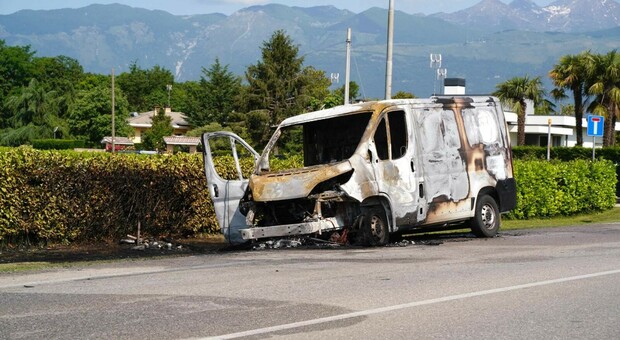 Roveredo, furgone in fiamme. Sul posto i vigili del fuoco