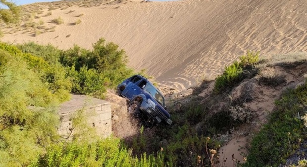 Col fuoristrada sulle dune protette, resta bloccato nella sabbia: maxi multa in arrivo FOTO