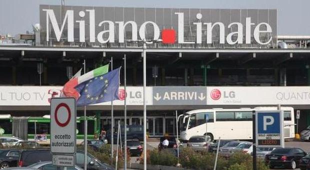 Incendio all'aeroporto di Fiumicino: disagi anche a Linate, Alitalia cancella i voli, centinaia di passeggeri lasciati a terra