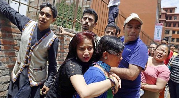Nepal, nuova scossa di terremoto 7.4: torna l'incubo, 36 morti. 10 anche in India