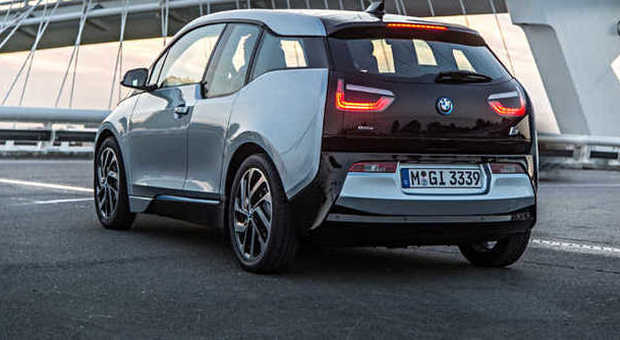 il posteriore della nuova BMW i3 elettrica sulle strade olandesi durate il primo test stradale