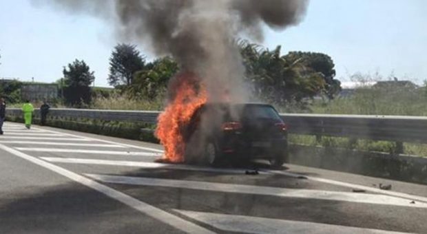 San Benedetto, tamponamento e auto in fiamme sull'Ascoli-Mare