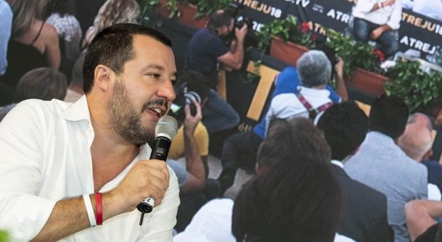 Salvini attacca Raggi: «Ha deluso, Roma è sporca e girare in auto è un rally»