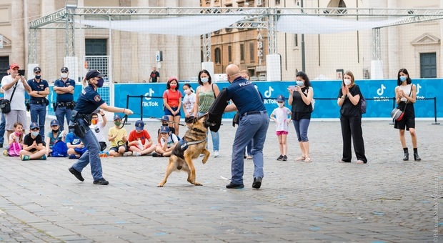 Euro 2020, a Roma i cani della Polizia di Stato in azione a piazza del Popolo