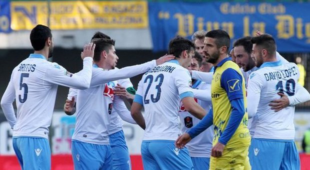 Napoli, così si fa: battuto il Chievo 2-1, staccate Lazio e Samp. Fiato sul collo della Roma