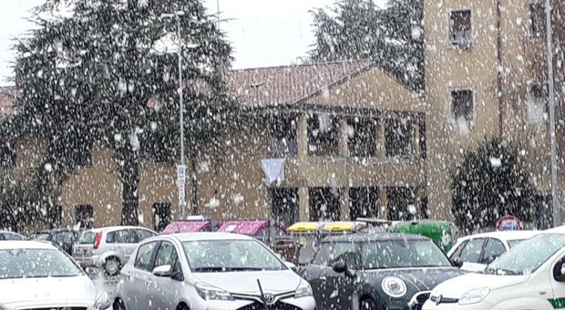 Maltempo al centro-sud: piogge e disagi a Napoli, neve in Toscana, scuole chiuse a L'Aquila