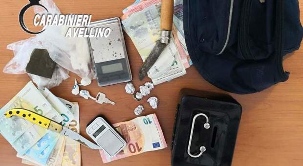 Droga, bilancini e coltelli in casa: arrestato pusher ad Ariano Irpino