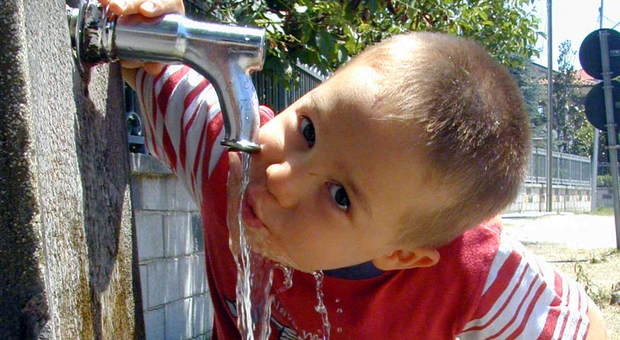 Acqua e bambini, bere aiuta a mantenere la mente elastica