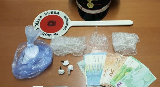Cocaina, dosi consegnate in piazza Mazzini alla "Lecce bene": un arresto