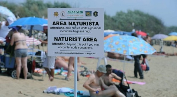 Laguna del Mort, auto a ridosso della spiaggia: il parcheggio selvaggio continua