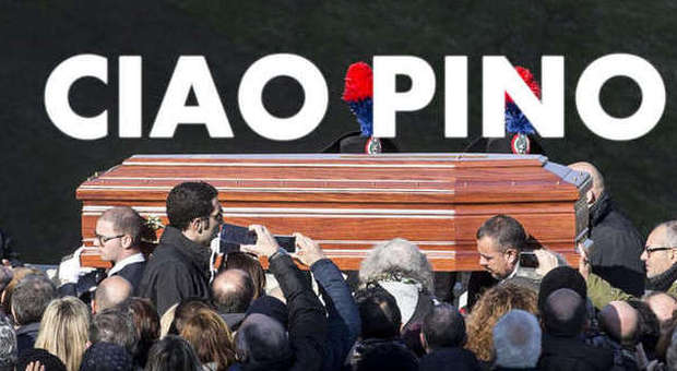 Pino Daniele, è il giorno dell'addio: doppio funerale a Roma e a Napoli. Maxischermo al Plebiscito