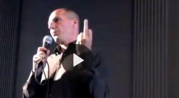 Varoufakis e il mistero del dito medio alla Germania. Autore satirico confessa: «Video ritoccato»