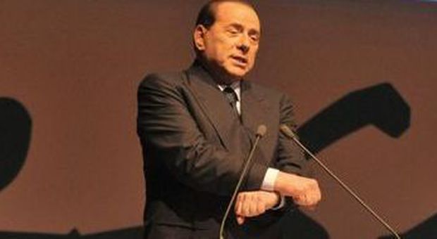 Silvio Berlusconi mima il gesto delle manette (foto Alessandro Paris - Lapresse)