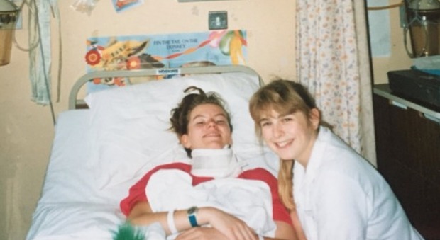 Adolescente si ammala di cancro, 30 anni dopo trova su Twitter l'infermiera che l'ha curata: «Non mi ha mai dimenticata»