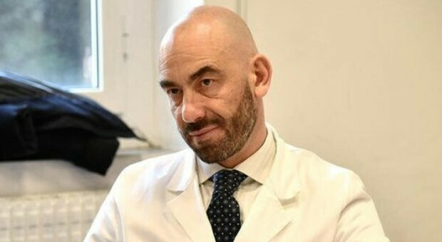 Vaccini, Bassetti minacciato di morte dai no-vax sui social: l'infettivologo scortato sotto casa e in ospedale