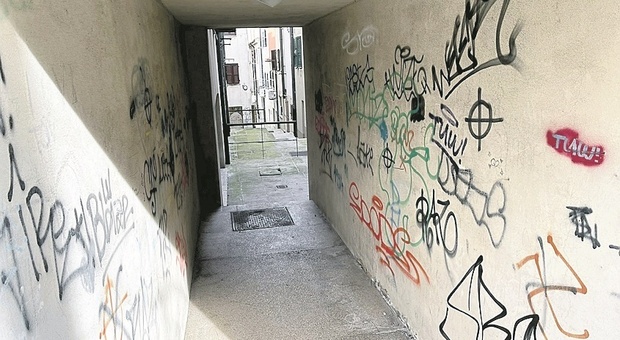 Lancio di mattoni, scritte e danni: la città in mano ai ragazzini vandali con lo spray. Ma qualcuno li ferma?