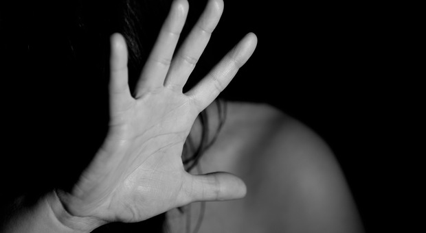 Cattolica, ragazza di 20 anni violentata fuori da una discoteca. Arrestato un giovane albanese
