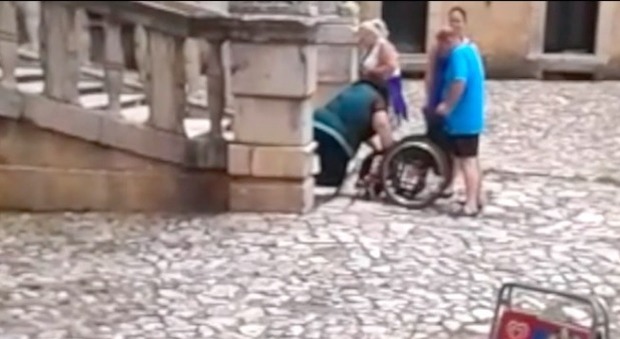 Donna disabile costretta a gattonare per le scale della Certosa di Padula: il caso finisce in Parlamento