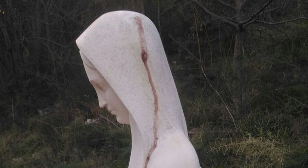 Il rivolo rosso sulla statua della Madonna