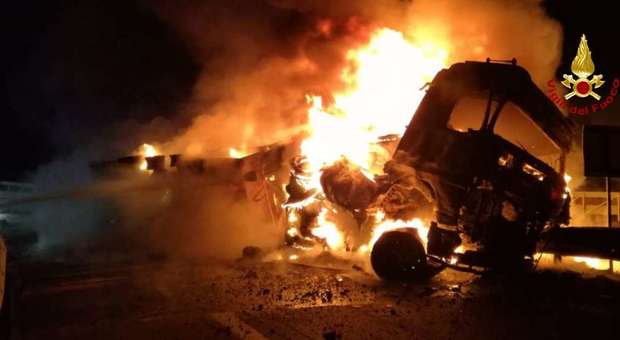 Montemarciano, camion si ribalta e prende fuoco: chiusa l'uscita A14