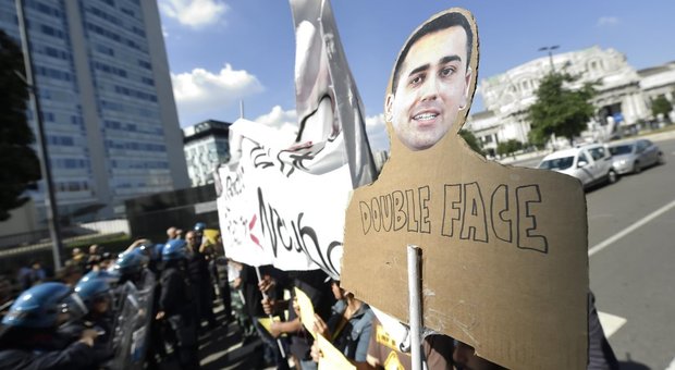 Licenziati protestano davanti casa di Di Maio: «Sei un bugiardo»