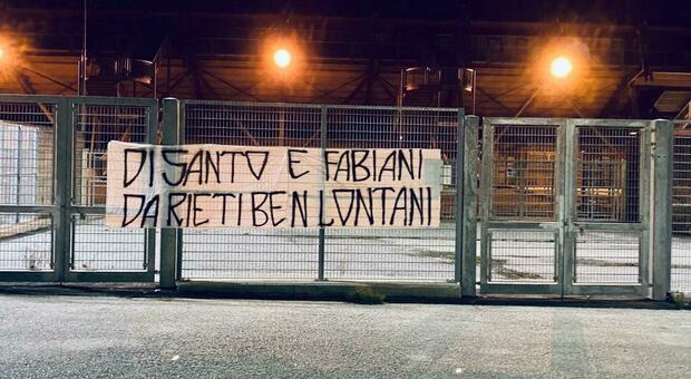 Rieti, striscione allo stadio contro Di Santo e Fabiani: "State lontani dal Rieti"