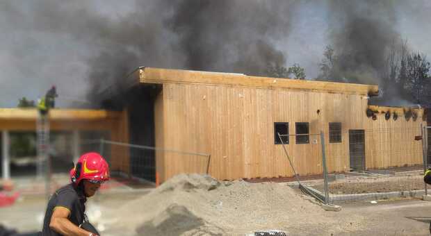 Sipicciano, prende fuoco la scuola in costruzione: vigili del fuoco al lavoro