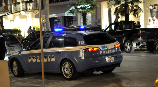 Un mezzo della polizia durante un controllo notturno in centro