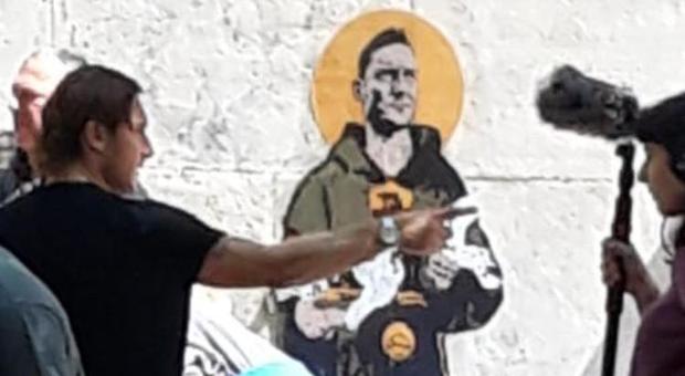 Francesco Totti «santo subito», spunta un murale alla scuola Manzoni