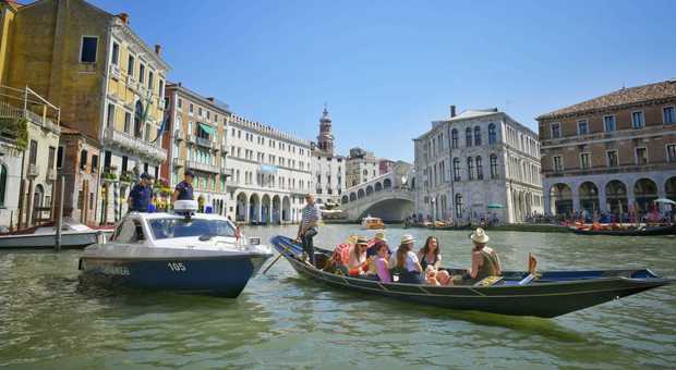 Cafoni a Venezia: ultras dello Slavia Praga in trasferta fanno il bagno nudi in canale