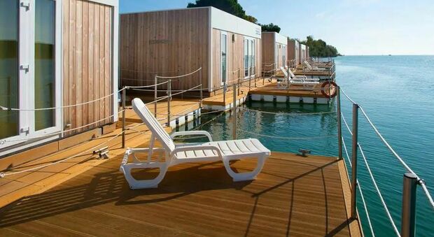 Vacanze luxury a pelo d’acqua: l’idea del resort galleggiante