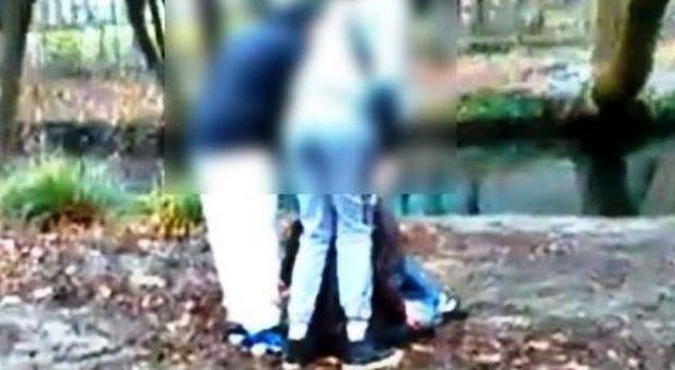 Grenoble, due ragazzi compiono atti di bullismo contro un giovane ritardato mentale