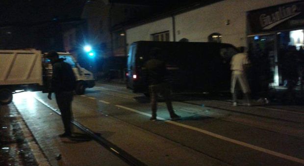 Raid di gruppo rom: botte e terrore nel locale: poi col furgone impazzito contro la vetrina