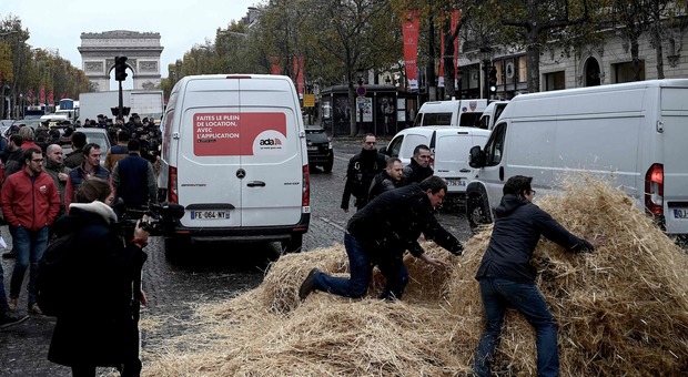 Parigi, la protesta degli agricoltori: centinaia di trattori sugli Champs-Elysées. «Vogliamo vedere Macron»