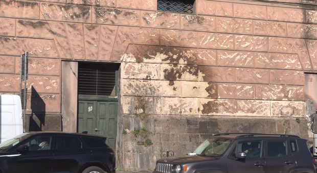 Napoli, l'allarme del geologo: «Falde acquifere spingono verso l'alto, Palazzo Reale a rischio»