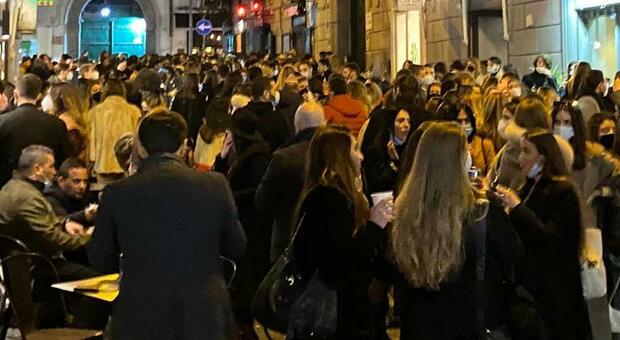 Movida a Napoli, la sfida ai divieti: blitz di vigili urbani e polizia ai baretti