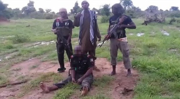 Boko Haram pubblica video choc delle insurrezioni in Nigeria: decapitato un poliziotto