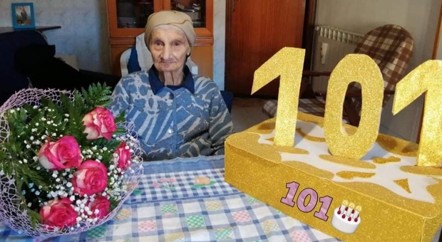 Centola, nonna Francesca festeggia 101 anni con i suoi tre figli