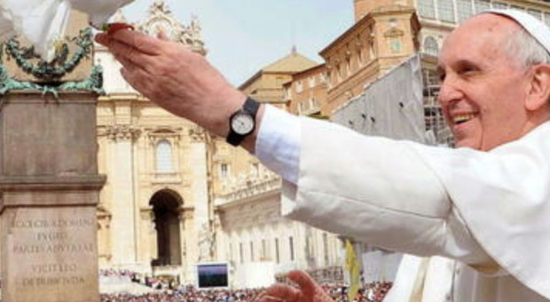Papa Francesco, all'asta il suo Swatch: stima fino a 100mila euro per l'acquisto. Con il ricavato finanziate borse di studio