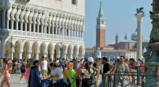 Ragazza 23enne borseggia un turista in piazza San Marco, "pizzicata": dovrà risarcirlo