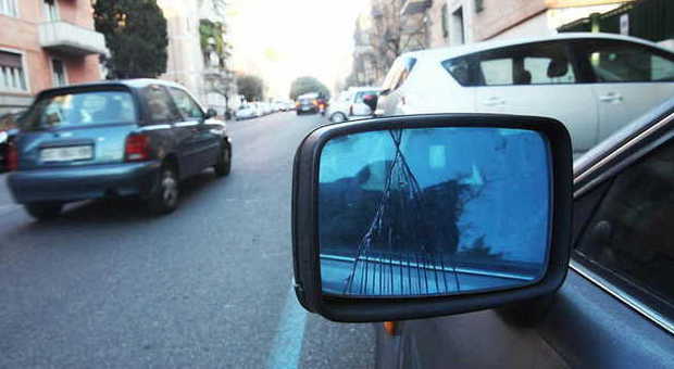 In azione la banda dello specchietto: automobilisti, occhio alla truffa