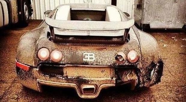 La Bugatti abbandonata da 1,5 milioni di euro: ​ma forse non vale nulla. "Troppi danni" -GUARDA