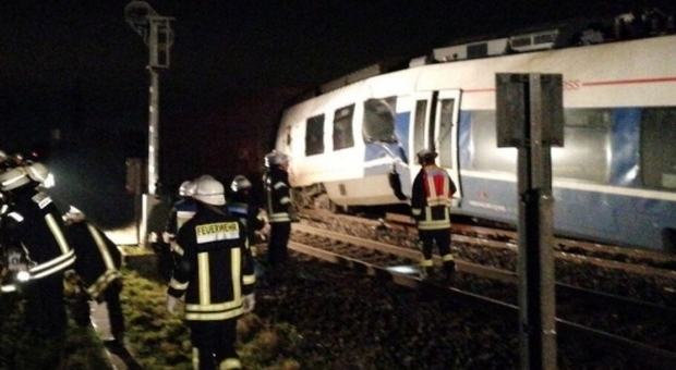 Germania, scontro tra treni: almeno 50 feriti. Cavi elettrici caduti complicano le operazioni di salvataggio