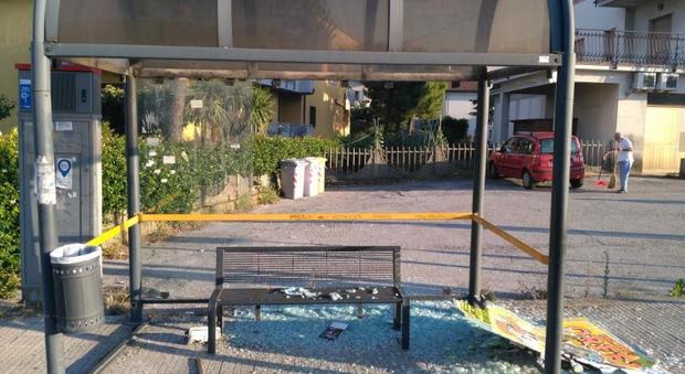 Osimo, l'autobus non si ferma, s'infuria e distrugge la pensilina: rom arrestato