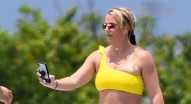 Britney Spears: «I paparazzi hanno modificato le mie foto, non sono così grassa». E si mostra sul web